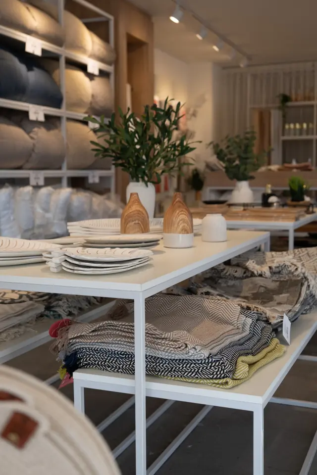 Textiles y objetos en el local