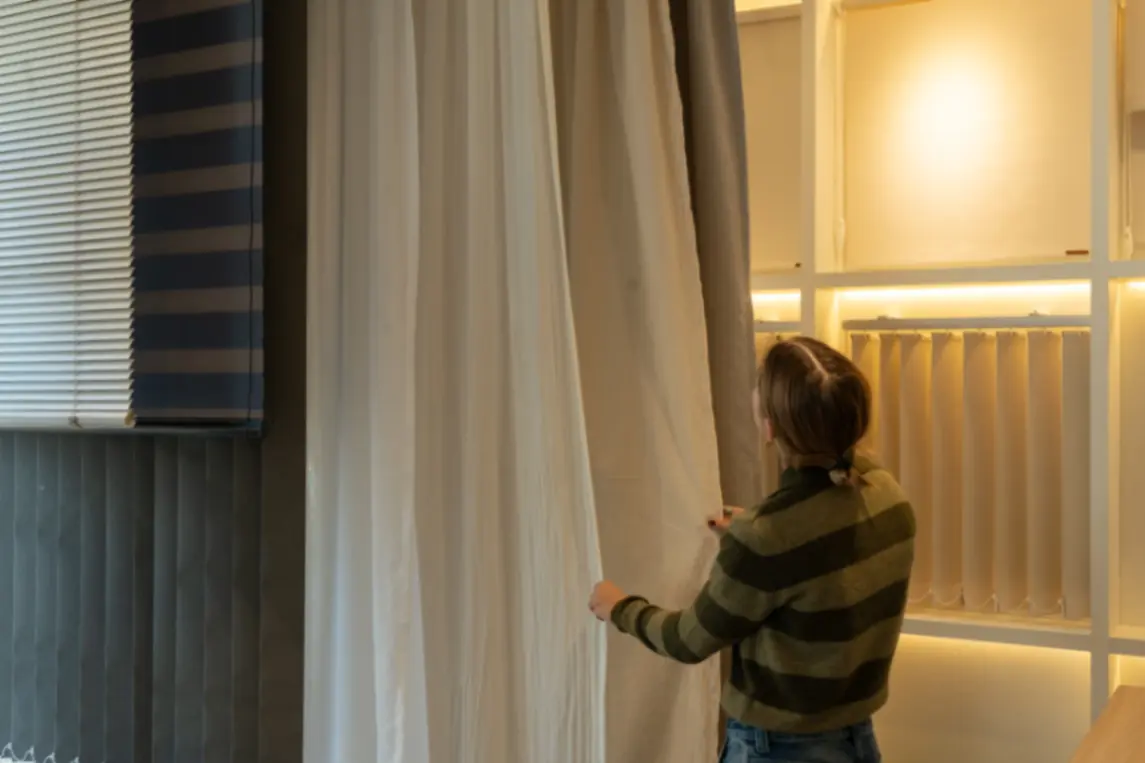 Ambiente con cortinas traslúcidas de Dcortinas