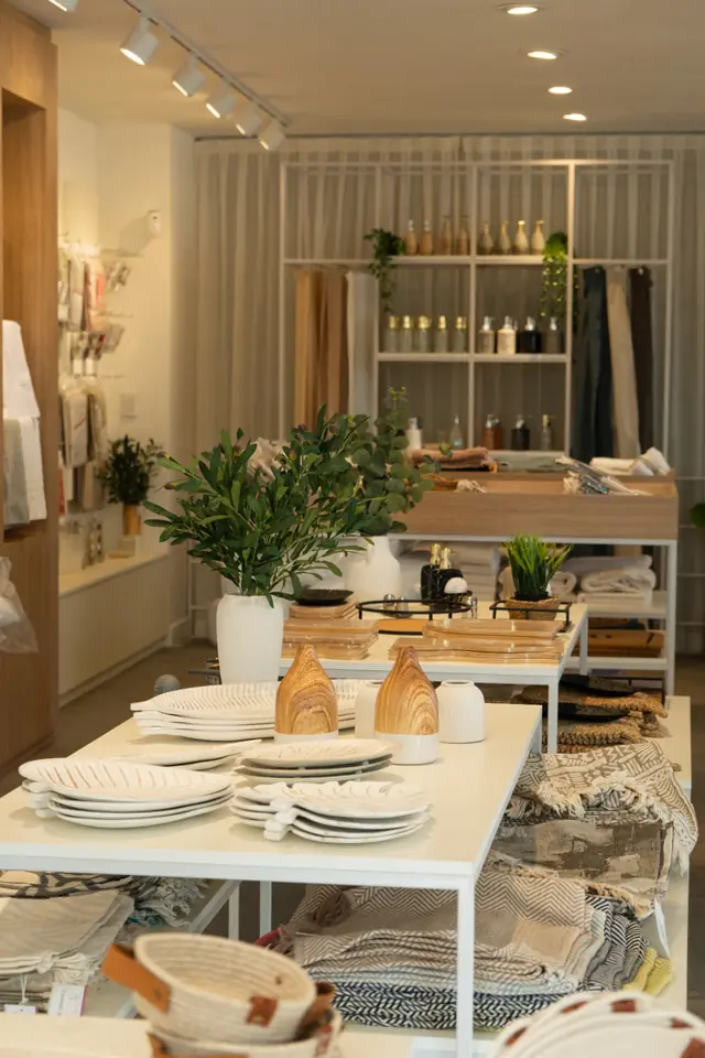 Mesas con textiles y objetos decorativos