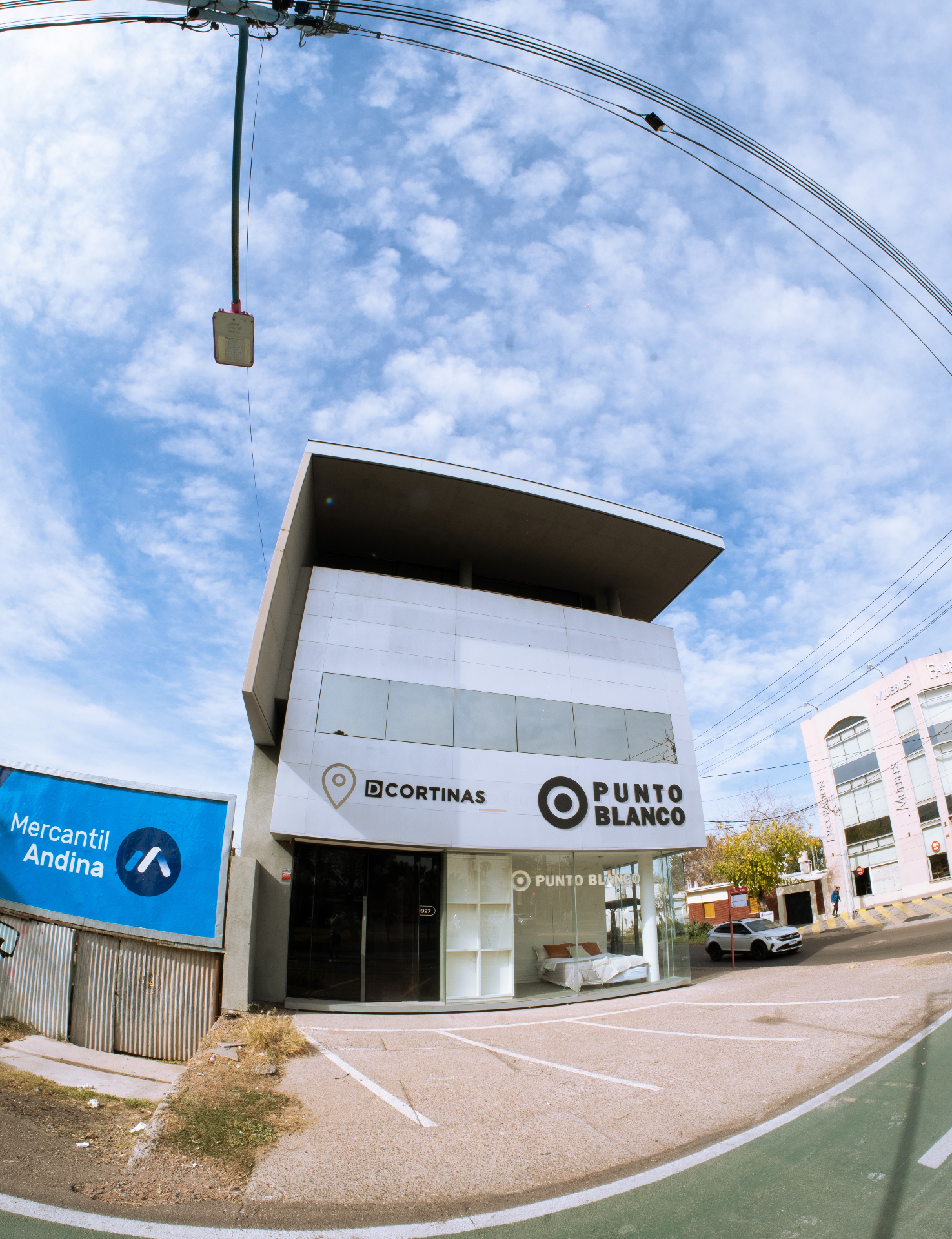 Edificio del local Punto Blanco y Dcortinas frente a Palmares Shopping
