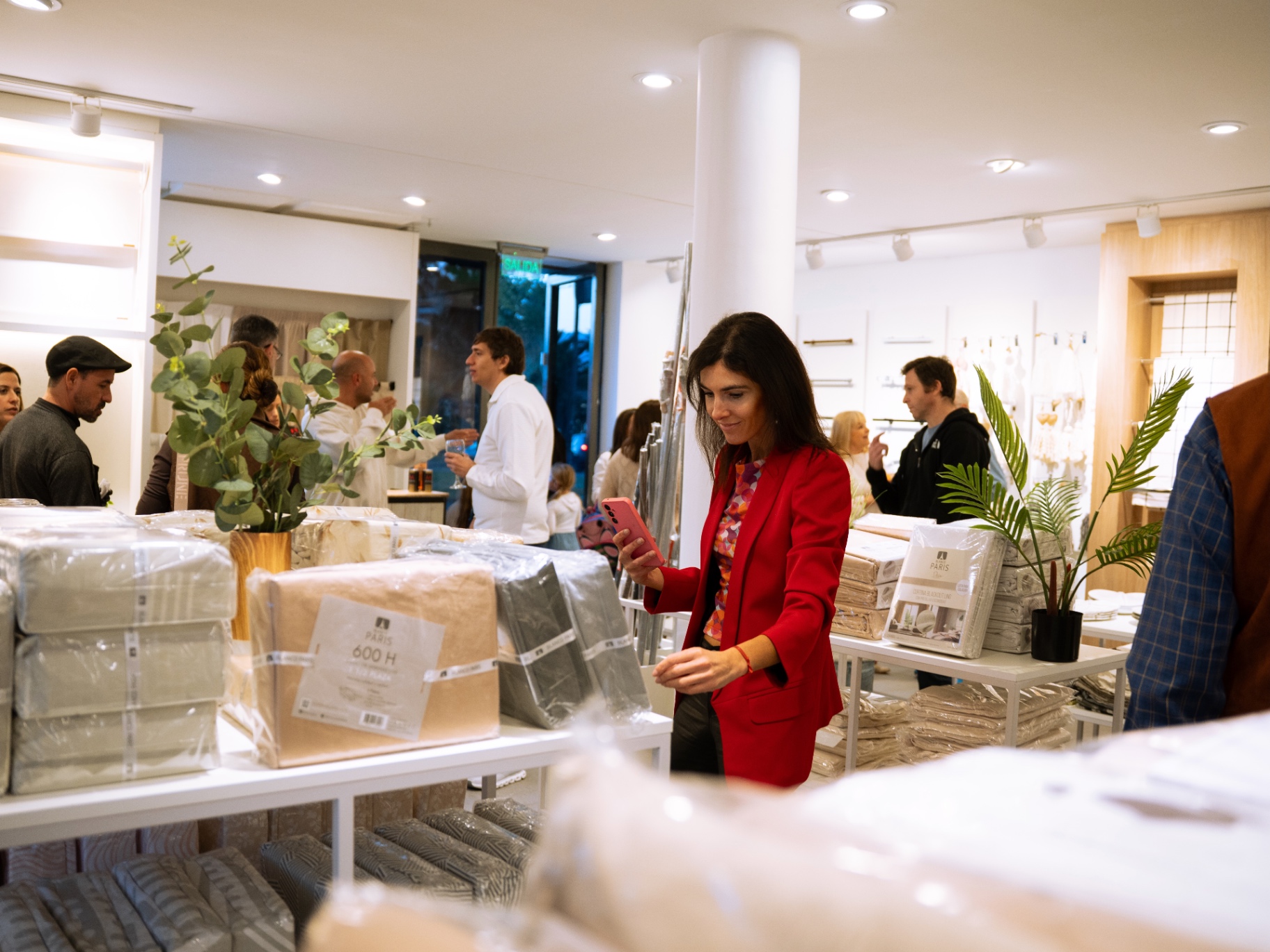 Clienta recorriendo productos textiles en la inauguración del local